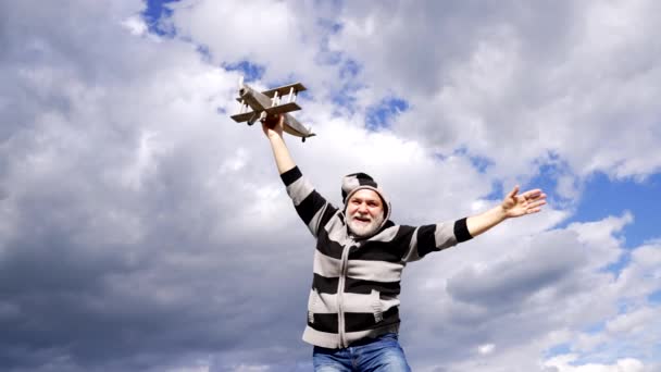 Щасливий Старший Чоловік Уявляє Летить Дерев Яному Літаку Небі Авіатор — стокове відео