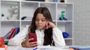 Sınıfta, okulda akıllı telefon kullanarak ciddi çocuk sohbeti..