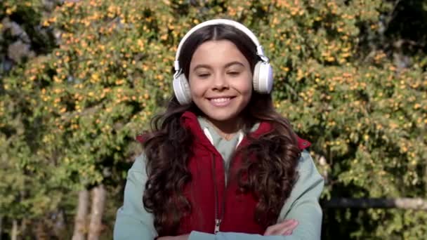 Счастливая Девочка Подросток Слушает Музыку Наушниках Замедленное Движение Девочки Подростка — стоковое видео