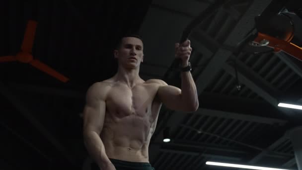 Spor Salonu Sporcu Dövüş Halatlarıyla Antrenman Yapıyor Spor Salonunda Sporcu — Stok video