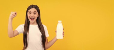 Mutlu şaşkın çocuk süt ürünleri ürünleri tutuyor. Genç kız süt içecek. Ayrı çocuk yüzünün yatay posteri, afiş başlığı, kopyalama alanı