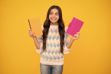 Heyecanlı bir yüz. Kitapları olan liseli bir kız. Öğrenci kız. Şaşırtıcı bir ifade, neşeli ve mutlu.