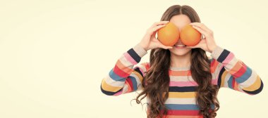 Bak. Vitamin ve diyet. Çocuk sağlıklı yiyecekler yiyor. Çocukluk sağlığı. Turunçgiller. Portakallı, yatay posterli çocuk portresi. Kopyalama alanı olan başlık