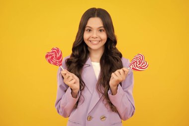 Şekerli lolipoplu çocuk. Şeker yemeyi bırak, şeker bağımlılığı. Genç diş bakımı, tatlıya düşkünlük.