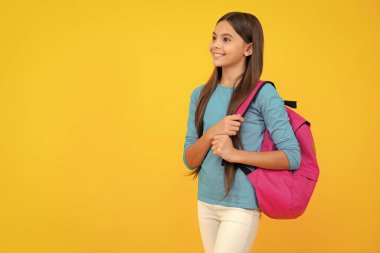 Mutlu ergen portresi. Sırt çantalı kız öğrenci. Tecrit edilmiş genç bir öğrenci. Öğrenme ve bilgi. Git çalış. Çocuk eğitimi konsepti. Okula dönelim. Gülümseyen kız