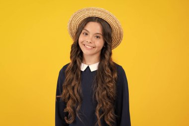 Sarı arka planda çocuk stüdyosu portresi. Çocukluk yaşam tarzı konsepti. Sevimli genç kız yüzü. Yakından.