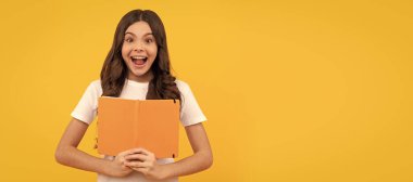 İlham verici. Öğrenci sınava hazırlanıyor. Öğrenci kız ödevlerini yapıyor. Eğitim edebiyatı. Öğrenci pankartı. Kopya alanı olan öğrenci portresi