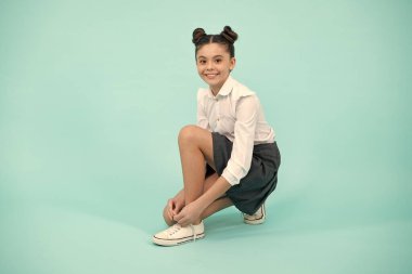 Stüdyoda poz veren zarif moda kızı. Moda çocuk kıyafetleri. Mutlu ergen, pozitif ve gülümseyen genç kız duyguları