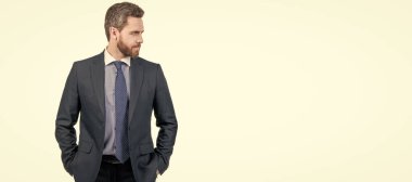 Ciddi bir iş adamı beyaz fotokopi alanında izole edilmiş iş elbisesi giyer, patron. İnsan yüzü portresi, fotokopi alanı olan pankart. Takım elbiseli bir iş adamı, izole stüdyo geçmişi var.