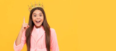 Fikirden esinlendim rahat bir bornoz. Bencillik ve bencillik. Mutlu egoist genç kız. Çocuk kraliçe prenses taçlandırılmış yatay poster tasarımı. Başlık, kopyalama alanı