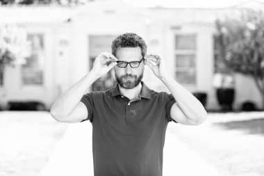 Gözlüklü olgun bir öğretmenin gülümsemesi, göz düzeltmesi..