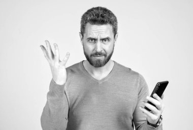 Şok edici profesyonel CEO çevrimiçi çalışıyor. Daktilo ve mesaj. SMS ve anlık mesajlaşma. Adam internette sohbet ediyor. Çevik iş blogları. Modern iletişim teknolojisi. adam blogcu akıllı telefon kullan.