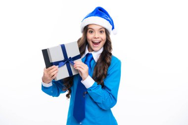 Noel Baba çocuğu. Heyecanlı bir yüz. Kışın komik kız elinde hediye kutularıyla yeni yılı ya da Noel 'i kutluyor. Kış tatili Şaşırtıcı bir ifade, neşeli ve mutlu.