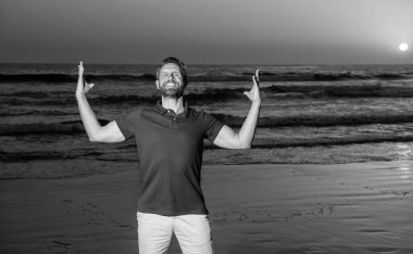 Mutlu, başarılı adam gün batımında yaz plajında, başarı..