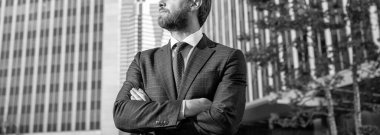 Ofis dışında giyinmiş başarılı bir adam, iş modası..