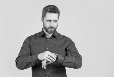 Saatine bakıyorum. Sakallı adam kol saatine bak. Zaman kontrolü. Son teslim tarihi. Dakik olmak.