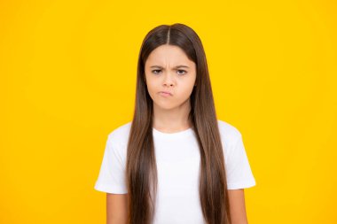 Kızgın ergen, üzgün ve mutsuz negatif duygu. Genç kızın negatif duyguları, yüz ifadesi, agresif davranışlar. Gergin çocuk.