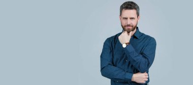 İnsan yüzü portresi, fotokopi alanı olan pankart. Orta yaşlı, tıraşsız, ciddi görünüşlü, sakallı, sıradan moda tarzı olan bir adam.