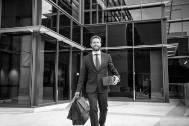 Sevgililer günün kutlu olsun. Boks günü. Hediyeli kutusu olan yakışıklı bir adam. Girişimci doğum günü hediyesi taşır. Adam alışveriş torbalarını tutuyor. Erkekler günü. Paketleri olan bir iş adamı. Satış ve indirim. Ona sürpriz yap..