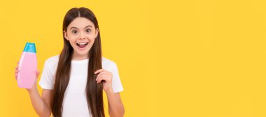 Çocuk duş jeli kullanıyor. Kuaförde uzun saç şampuanı. Saç kremi kullanan bir çocuk. Günlük alışkanlıklar. Çocuk saçı bakımı afişi, fotokopi alanı olan poster başlığı