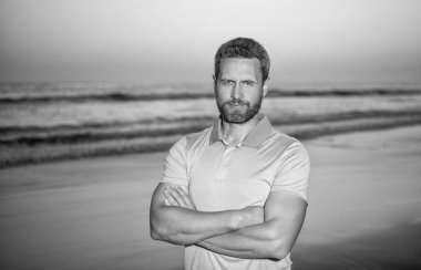 Gün batımında deniz aşırı yakışıklı bir adamın portresi. Yaz plajı, maldivler..