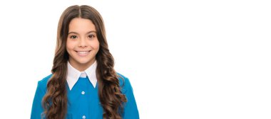 Mutlu çocuk portresi beyaz üzerinde uzun kıvırcık saçlara sahiptir. Çocuk yüzü, yatay poster, izole edilmiş genç kız portresi, fotokopi alanı olan pankart