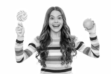 Mutluluk dolu. Mutlu çocuk diş bakımı. sağlıklı çocukluk. Turunçgil şekeri. Doğal organik taze portakal. sağlıklı bir hayat. Çocuk yemeği seçiyor. Turuncu lolipoplu genç kız. vitamin ve diyet.