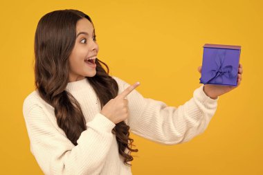 Heyecanlı genç kız. Kışın komik kız elinde hediye kutularıyla yeni yılı ya da Noel 'i kutluyor. Kış tatili