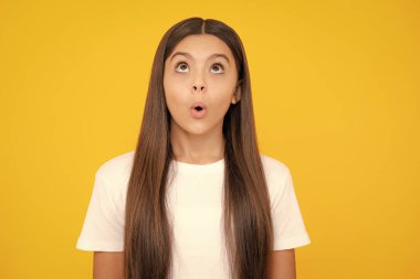 Küçük bir kız çocuğu. 12,13 yaşında, 14 yaşında. Tecrit edilmiş bir geçmişi var. Çocuk stüdyo resmi. Duygusal çocuk suratı. Genç bir kızın şaşırtıcı duyguları.