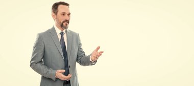 İnsan yüzü portresi, fotokopi alanı olan pankart. İş iletişimi. Takım elbiseli başarılı bir adam. Girişimci konuşuyor.