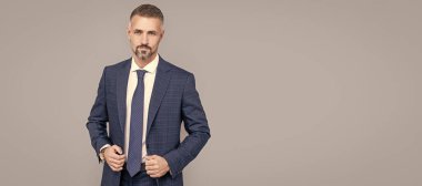 İş adamı kılıklı, olgun hırslı bir iş adamı saçları ağarmış, işletme yöneticisi. İnsan yüzü portresi, kopyalama alanı olan pankart