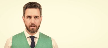 Beyaz arka planda soyutlanmış, şık giyinmiş, olgun bir adam. İnsan yüzü portresi, kopyalama alanı olan pankart