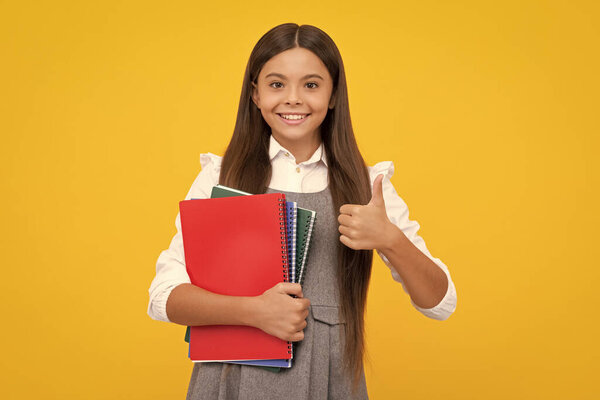 Девочка-подросток с книгами. Ученица школы. Счастливое лицо девушки, позитивные и улыбающиеся эмоции