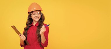 İyi işti. Gelecekteki mühendis. Okulda ders çalış. Görüş kontrolü. Koruyucu gözlüklü genç kız. Miğfer yatay poster tasarımlı çocuk geliştirici. Başlık, kopyalama alanı