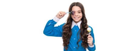 Mutlu çocuk portresi uzun kıvırcık saçlı, çikolatalı, beyaz, çocukluğunda izole edilmiş..