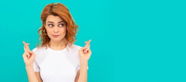 İzole edilmiş yüz portresi, fotokopi alanı olan pankart. Kıvırcık saçlı hayalperest kız mavi arka planda dilek tutuyor, hayal kuruyor.