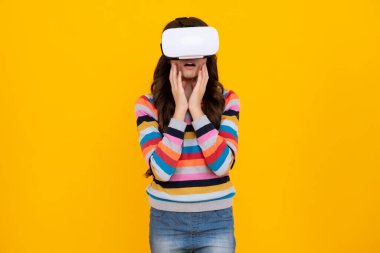 Sanal gerçeklik gözlüğü takan genç bir kız. Bağlantı, teknoloji, yeni nesil, ilerleme kavramı. Sanal gerçeklik, 3 boyutlu aygıt. Şaşırmış yüz, şaşırmış genç duygular.