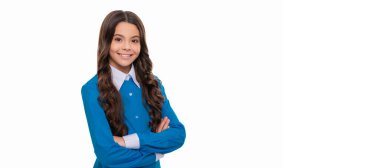 Beyaz arka planda izole edilmiş mutlu çocuk portresi. Olumlu duygularını ifade et. Çocuk yüzü, yatay poster, izole edilmiş genç kız portresi, fotokopi alanı olan pankart