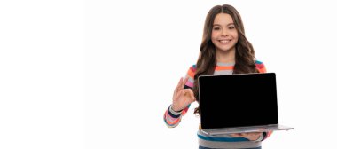 Çocuk video dersine hazır. Dizüstü bilgisayarı olan genç kız. Online eğitim. Okula dönüyorum. kopyalama alanı. Webinar PC reklamı. Mutlu çocuk ürünü sunumu. Bilgisayarda okul sunumu.