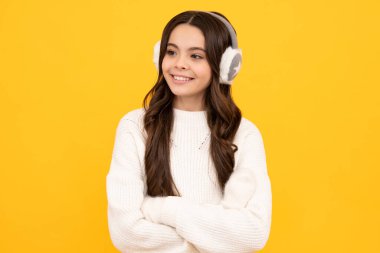 Kış şapkası. Soğuk sezon konsepti. Çocuklar için kış modası aksesuarı. Kışın sıcak kulaklık takan genç bir kız.