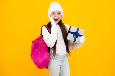 Heyecanlı bir yüz. Kışın ergen bir çocuk elinde hediye kutularıyla yeni yılı ya da Noel 'i kutluyor. Kış çocukları tatili. Şaşırtıcı bir ifade, neşeli ve mutlu.