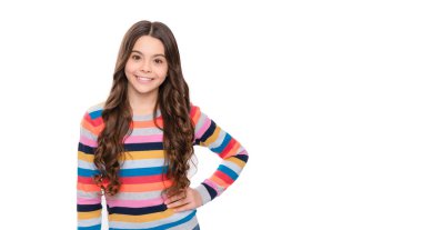 Beyazlar içinde izole edilmiş çizgili süveter içinde mutlu bir okul çağındaki çocuk gülümsemesi. Çocuk yüzü, yatay poster, izole edilmiş genç kız portresi, fotokopi alanı olan pankart