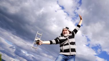 Mutlu yaşlı adam gökyüzünde model bir uçakla uçtuğunu hayal et..