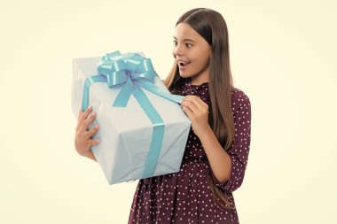 Duygusal ergen çocuk doğum gününde hediye. Komik kız elinde hediye kutularıyla yeni yılı ya da Noel 'i kutluyor.