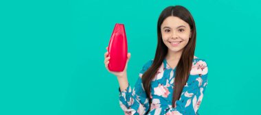 Uzun saçlı gülümseyen çocuk şampuan şişesi, kuaför. Çocuk saçı bakımı afişi, fotokopi alanı olan poster başlığı