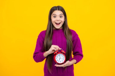 Heyecanlı bir yüz. Sarı arka planda saati tutan genç kız. Sabahın erken saatleri, günlük program. Çocuk kontrol zamanı. Geç kalmayın. Alarmı olan dakik bir çocuk. Son teslim tarihi. Şaşırtıcı ifade.
