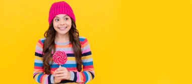 Mutlu küçük kız lolipopu tatlı tut, mutluluk.