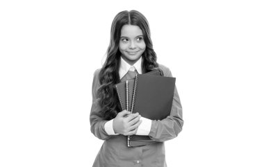 Gülümseyen çocuk portresi uzun kıvırcık saçlıdır. Okul kitabı beyazlara izole edilmiştir..