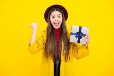 Duygusal ergen çocuk doğum gününde hediye. Komik kız elinde hediye kutularıyla yeni yılı ya da Noel 'i kutluyor. Heyecanlı bir genç, şaşkın ve neşeli duygular içinde