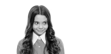 Gülümseyen çocuk uzun kıvırcık saçlı, beyaz saçlı..